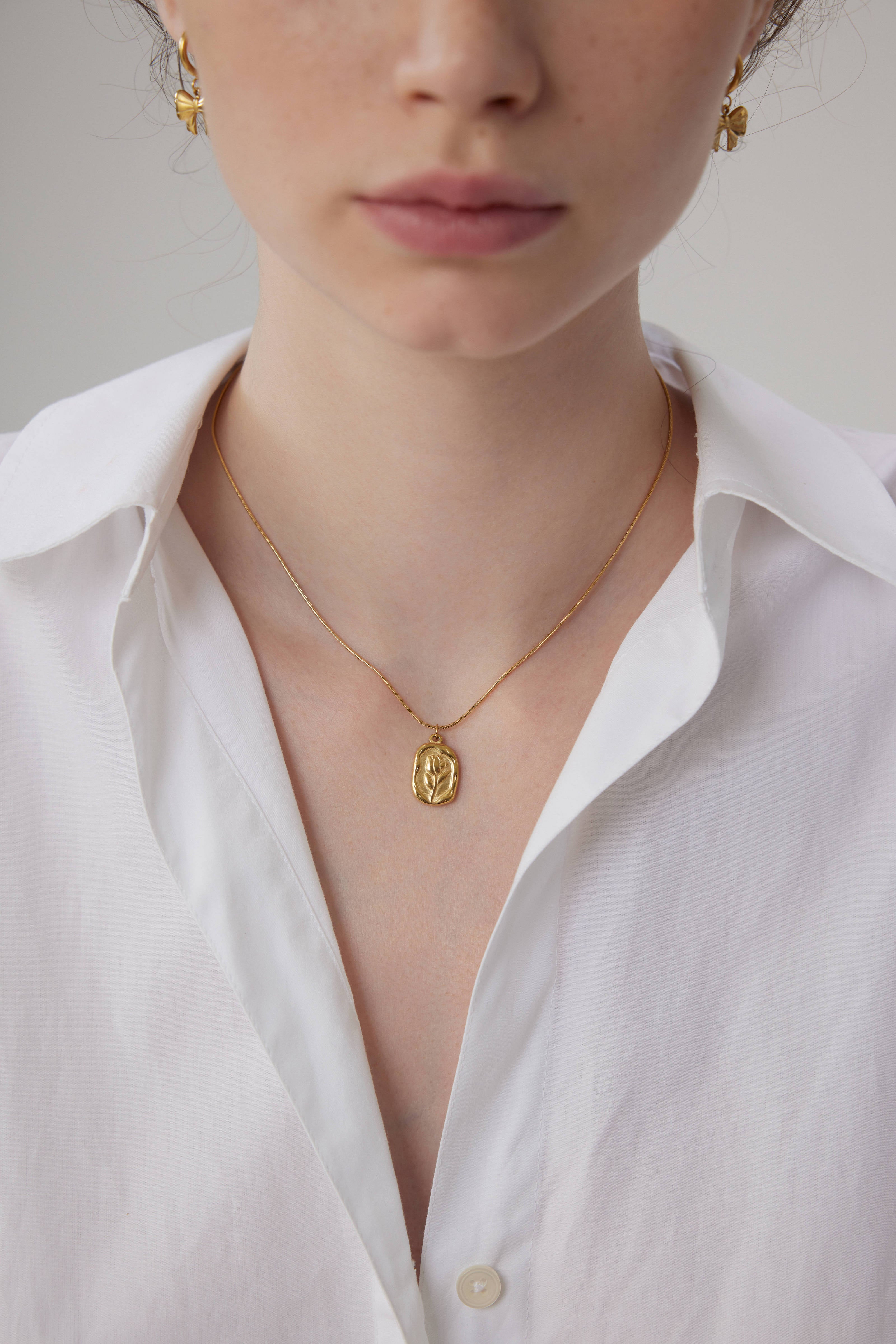 Rose Insignia Pendant Necklace - Gold